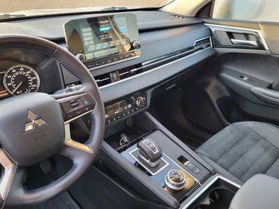 2023 Mitsubishi Outlander SE